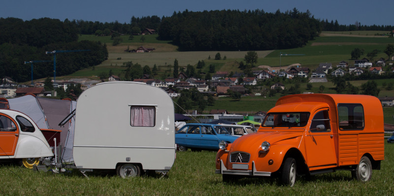 Pfingsttreffen 2014 in Wauwil, Kompakter Miniwohnwagen und ein oranger AK