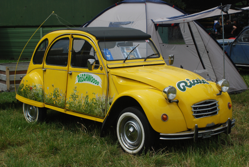 Pfingsttreffen 2007 in Brugg, Gelber Döschwo mit Ricolawerbung