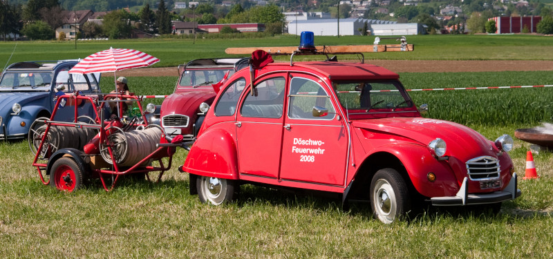 Pfingsttreffen 2008 in Obergösgen, Roter Döschwo mit Blaulicht und Angehängter Feuerwehrpumpe