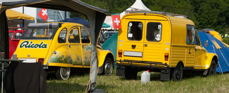 Pfingsttreffen 2008 in Obergösgen, Ein gelber Döschwo mit Ricolawerbung und ein gelber Acadian, beide von hinten