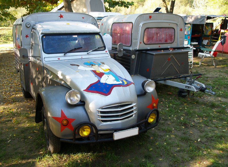 Tessintreffen 2008 in Avegno, Silbergrauer Döschwo mit fliegendem Tepich auf der Motorhaube und vleien roten Sternen