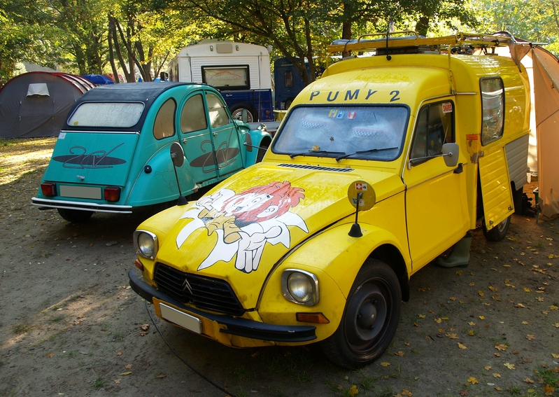 Tessintreffen 2008 in Avegno, Ein türkisener Döschwo und ein gelber Acadian mit einer Comicfigur auf der Motorhaube