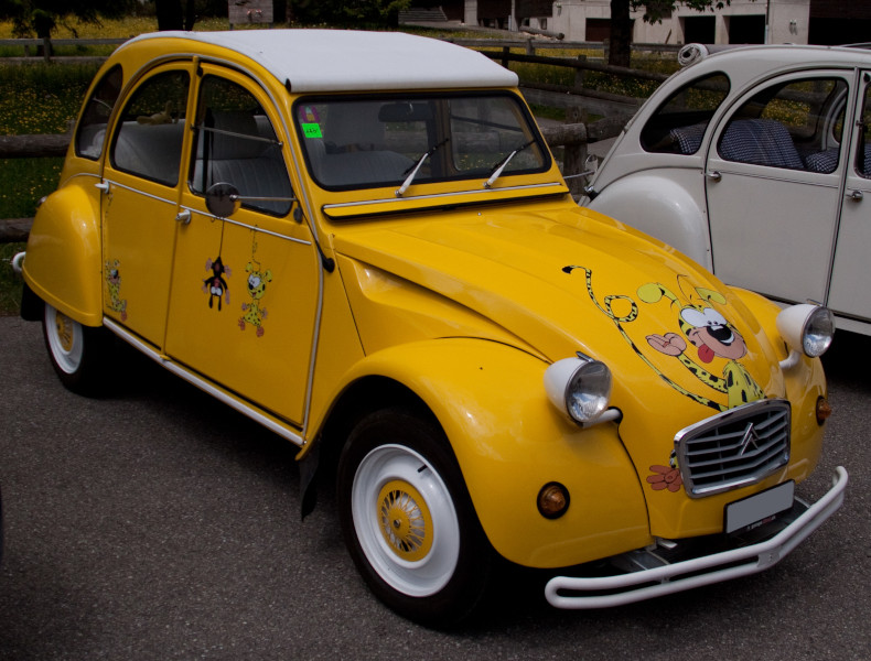 Pingsttreffen 2009 in Schwarzsee, Gelber Döschwo mit mehreren rumkletternden Marsupilami