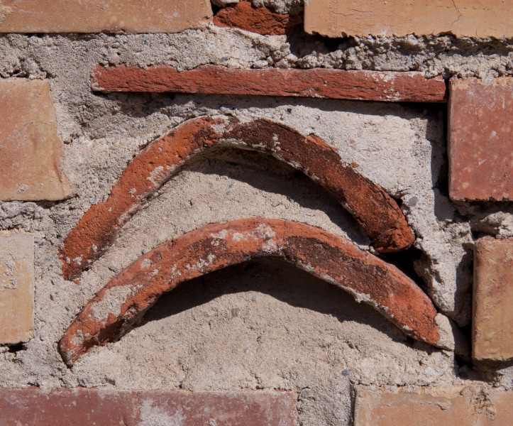 Clubausflug 2009 ins Elsass, In Mauer eingelasene Zeigel die das Citroen-Logo darstellen