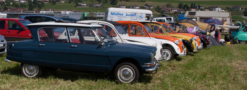 Pfingsttreffen 2014 in Wauwil, Citroen Ami und eine reihe geparkter Döschwo